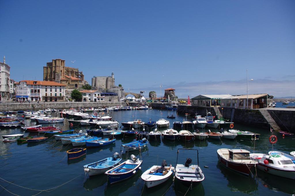 Pensión La Marina Castro Urdiales Exterior foto