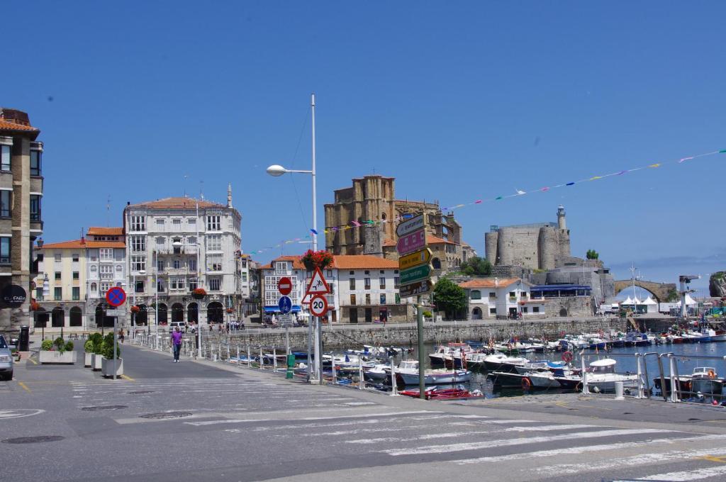 Pensión La Marina Castro Urdiales Exterior foto